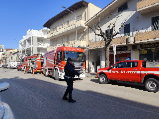 Roseto degli Abruzzi – Tabaccheria va a fuoco sulla SS16, caduto il controsoffitto